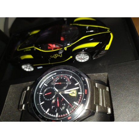 Orologio multifunzione da uomo della scuderia Ferraril. Orologio con cassa in acciaiodella dimensione di 44 mm. Resistente all